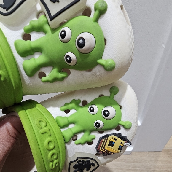CROCS Kid's Classic Glow Alien Clog/Zuecos Classic Green Size 6 and 7 - Picture 14 of 16